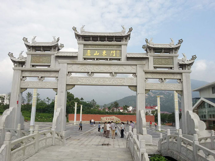 三门五楼石牌坊